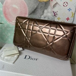 💯Authentic Dior Zippy Wallet with original box and tag